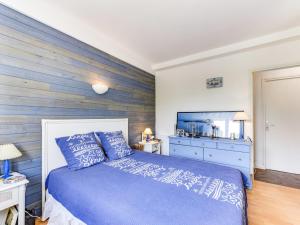 キャヴァレール・シュル・メールにあるApartment Villa Océan by Interhomeのベッドルーム1室(青いベッド1台付)