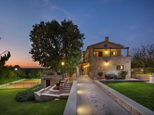 Vonkajšia záhrada v ubytovaní Villa Vlastelini by Interhome