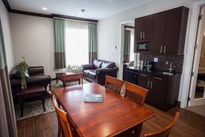 Kuchyň nebo kuchyňský kout v ubytování Aura Hotel Brooklyn