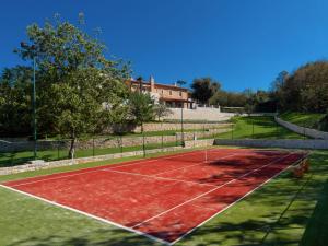 Tenis alebo squash v ubytovaní Villa Vlastelini by Interhome alebo jeho okolí