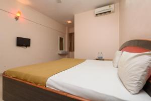 Postel nebo postele na pokoji v ubytování Hotel Sai Shraddha