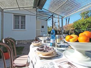 einen Tisch mit einer Obstschale darüber in der Unterkunft Villa Matteo by Interhome in Forte dei Marmi