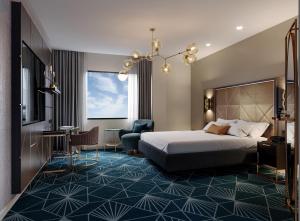um quarto de hotel com uma cama e uma secretária em Swiss-Belboutique Napier em Napier