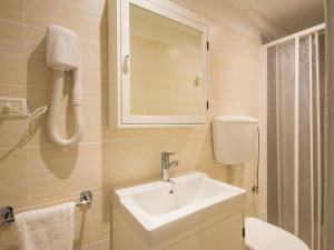 Kúpeľňa v ubytovaní Holiday Home Gineprino-7 by Interhome
