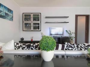Televisyen dan/atau pusat hiburan di Villa Serra by Interhome
