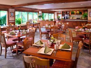 A restaurant or other place to eat at Olympic Lodge by Ayres
