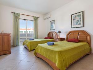 アルトゥーラにあるHoliday Home Manta Rota 450m from the Beach by Interhomeのベッド2台とバルコニーが備わるホテルルームです。