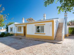 una casa con una fachada amarilla y blanca en Villa Natura by Interhome, en Guia
