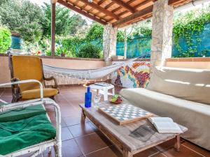 eine Veranda mit einer Hängematte sowie einem Tisch und Stühlen in der Unterkunft Holiday Home Les Agudes by Interhome in Santa Ceclina