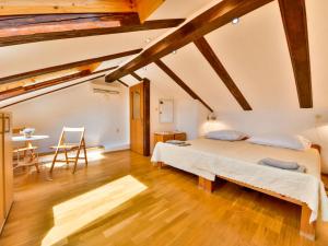 ein Schlafzimmer mit 2 Betten und einem Tisch darin in der Unterkunft Holiday Home Divna by Interhome in Selce