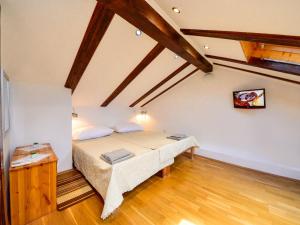 una camera con un grande letto e un pavimento in legno di Holiday Home Divna by Interhome a Selce