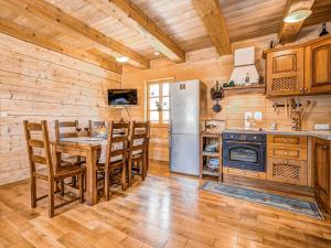 Η κουζίνα ή μικρή κουζίνα στο Chalet Plitvice I by Interhome