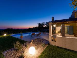 Bazén v ubytování Holiday Home Villa Toscana by Interhome nebo v jeho okolí
