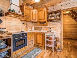Η κουζίνα ή μικρή κουζίνα στο Chalet Plitvice I by Interhome