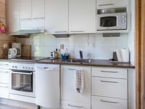 ブオカッティにあるHoliday Home Villa koira nr2 by Interhomeの白いキャビネットとシンク付きのキッチン