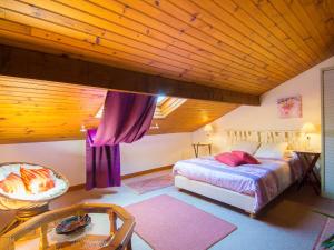 カップブルトンにあるHoliday Home Adour by Interhomeの木製の天井が特徴のベッドルーム1室(ベッド1台付)