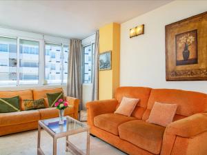 ベナルマデナにあるApartment Apartamentos Costa Mar by Interhomeのリビングルーム(オレンジ色のソファ2台、テーブル付)