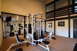 een fitnessruimte met verschillende loopbanden in een kamer bij Summit Condominium #267 Condo in Mammoth Lakes