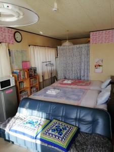 een slaapkamer met een groot bed in een kamer bij Southern Alps Kaikomagatake Foot of the Kaikoma in Hokuto