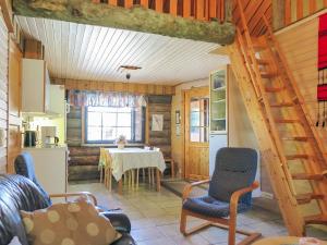 - une cuisine et une salle à manger avec une table et des chaises dans l'établissement Holiday Home Kantapää d2 by Interhome, à Luosto