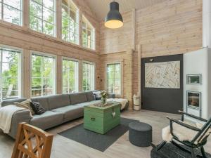un soggiorno con divano e camino di Holiday Home Apilan rauha by Interhome a Kerttee