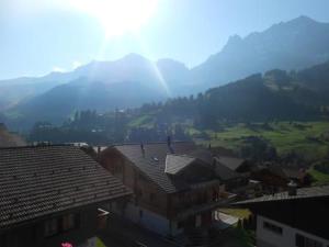 uma cidade com casas e montanhas ao fundo em Apartment Hari by Interhome em Adelboden