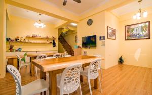 TV a/nebo společenská místnost v ubytování Holby No.8 Elevator Homestay