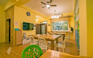 a dining room with a table and chairs at Holby No.8 Elevator Homestay in Taitung City