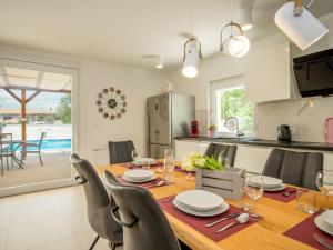 GostinjacにあるHoliday Home Ivana by Interhomeのテーブルと椅子のあるキッチンとダイニングルーム