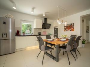 GostinjacにあるHoliday Home Ivana by Interhomeのテーブルと椅子のあるキッチンとダイニングルーム +27枚の写真