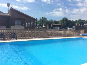 Bazén v ubytování Camping Porte des Vosges nebo v jeho okolí