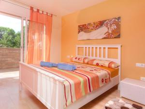 sypialnia z łóżkiem i oknem w obiekcie Holiday Home Buda by Interhome w mieście Caulés