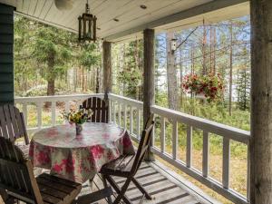 un porche con mesa y sillas en Holiday Home Huotarin mökki by Interhome, en Tervajärvi