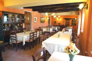 מסעדה או מקום אחר לאכול בו ב-Agriturismo Il Casale