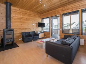 - un salon avec un canapé et une cheminée dans l'établissement Holiday Home Ameno 3 by Interhome, à Jämsä