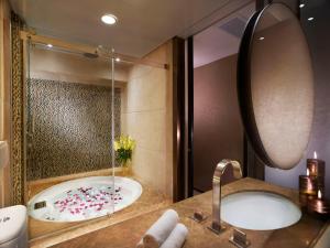 Uma casa de banho em Harbour Grand Hong Kong