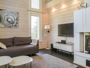 - un salon avec un canapé et une télévision dans l'établissement Holiday Home Aihki b by Interhome, à Syöte