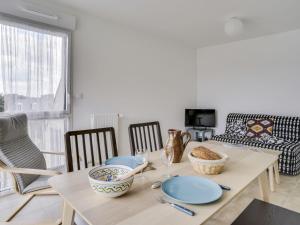een eetkamer met een tafel en stoelen bij Apartment Roc Eden-1 by Interhome in Saint-Malo