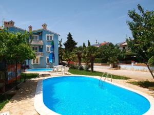 Bazén v ubytování Apartment Hilde Red-5 by Interhome nebo v jeho okolí