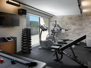 Posilňovňa alebo fitness centrum v ubytovaní Villa Vlastelini II by Interhome