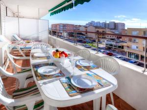 d'une table et de chaises blanches sur un balcon avec vue. dans l'établissement Apartment Marina Palace by Interhome, à Sant Antoni de Calonge