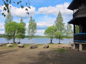 vistas a un lago con rocas y árboles en Holiday Home Kiviniemi by Interhome en Tohmajärvi