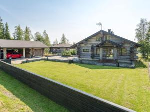 ein Blockhaus mit einem großen Garten vor einem Haus in der Unterkunft Holiday Home Villa pärla by Interhome in Myllykangas