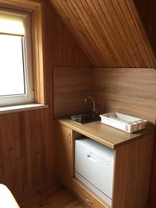 eine kleine Küche mit einer Spüle und einer Theke in der Unterkunft Домик для отдыха рядом Днепр in Tscherkassy