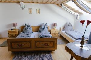 1 Schlafzimmer mit 2 Einzelbetten und einem Tisch in der Unterkunft Pension Lex in Bad Reichenhall