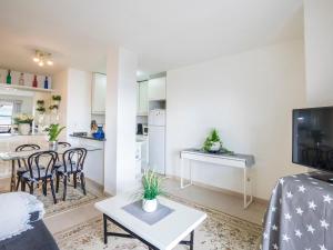 uma sala de estar com uma mesa e uma cozinha em Apartment Vista al Mar by Interhome em Port d'Alcudia