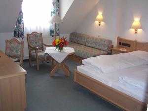 Postel nebo postele na pokoji v ubytování Hotel Bayerischer Hof + 33 fotografií