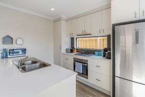 A kitchen or kitchenette at Brand New and Beautiful - Rosebud Holiday Home