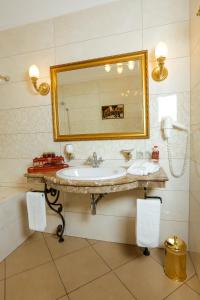 Ванная комната в Aleksandrovski Grand Hotel