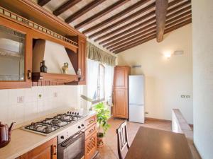 A kitchen or kitchenette at Holiday Home Montecucco Winery by Interhome Még 37 kép